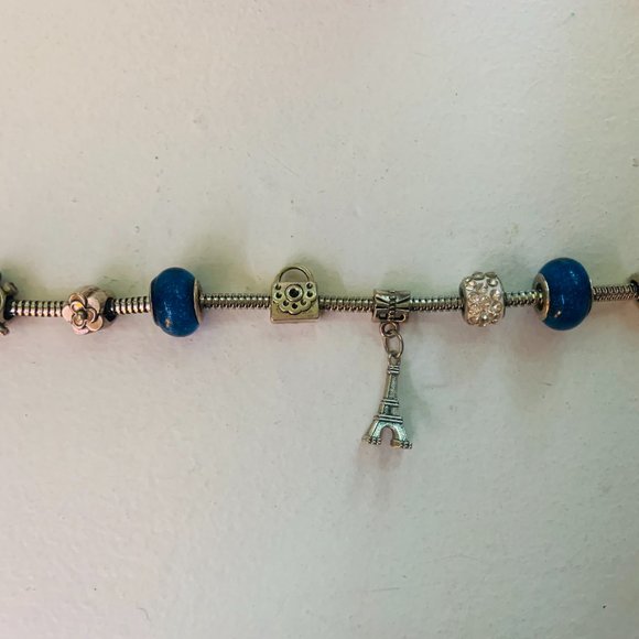 PANDORA early 2000's bracelet has 8 charms - Picture 2 of 3